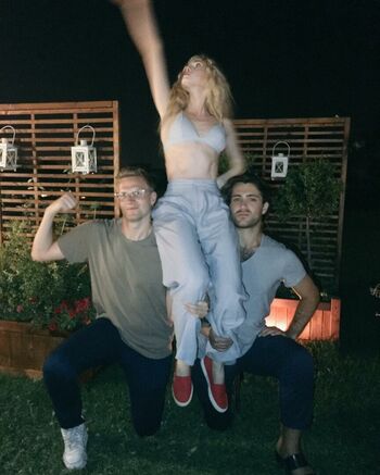Elena Kampouris