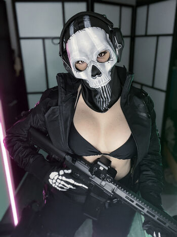Ezy Summers Cosplay